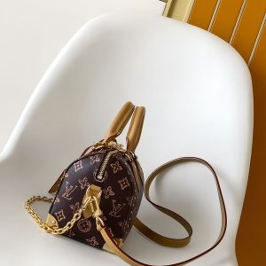 Alternative view of p660M28102 This Speedy Trunk 20 handbag features Monogram Origine canvas, designed to celebrate the 130th anniversary of Louis Vuitton's Monogram pattern. Smooth calf leather accents the handles, while an exclusive address tag marks the collection's identity. Inside, a striped lining and a slip pocket for small items are revealed upon opening, with a chain and padlock completing the refined details.Dimensions: 20.5 × 13.5 × 11 cm